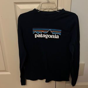 Patagonia long sleeve. Perfect for the winter time and layering.